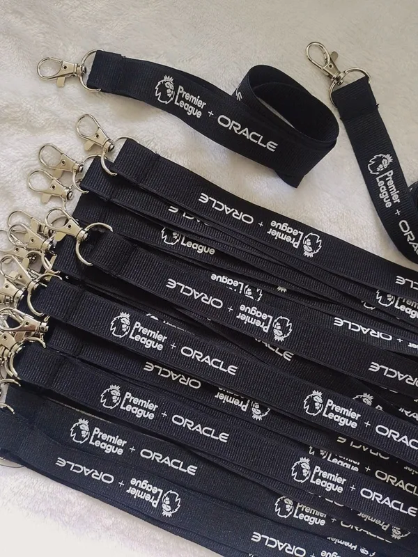 Lanyards de tela con logo impreso y mosquetón