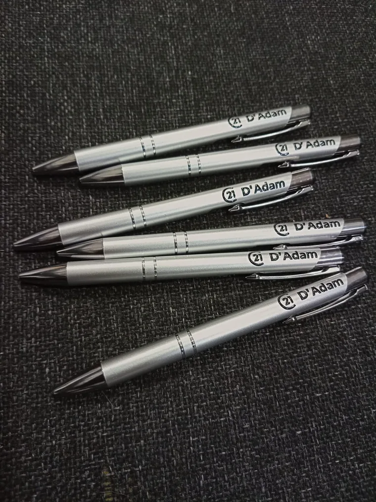Biromes metálicas personalizadas con el logo de un cliente