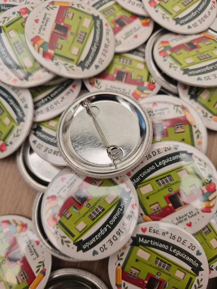 Pila de pines de chapa de 44 mm impresos para una escuela