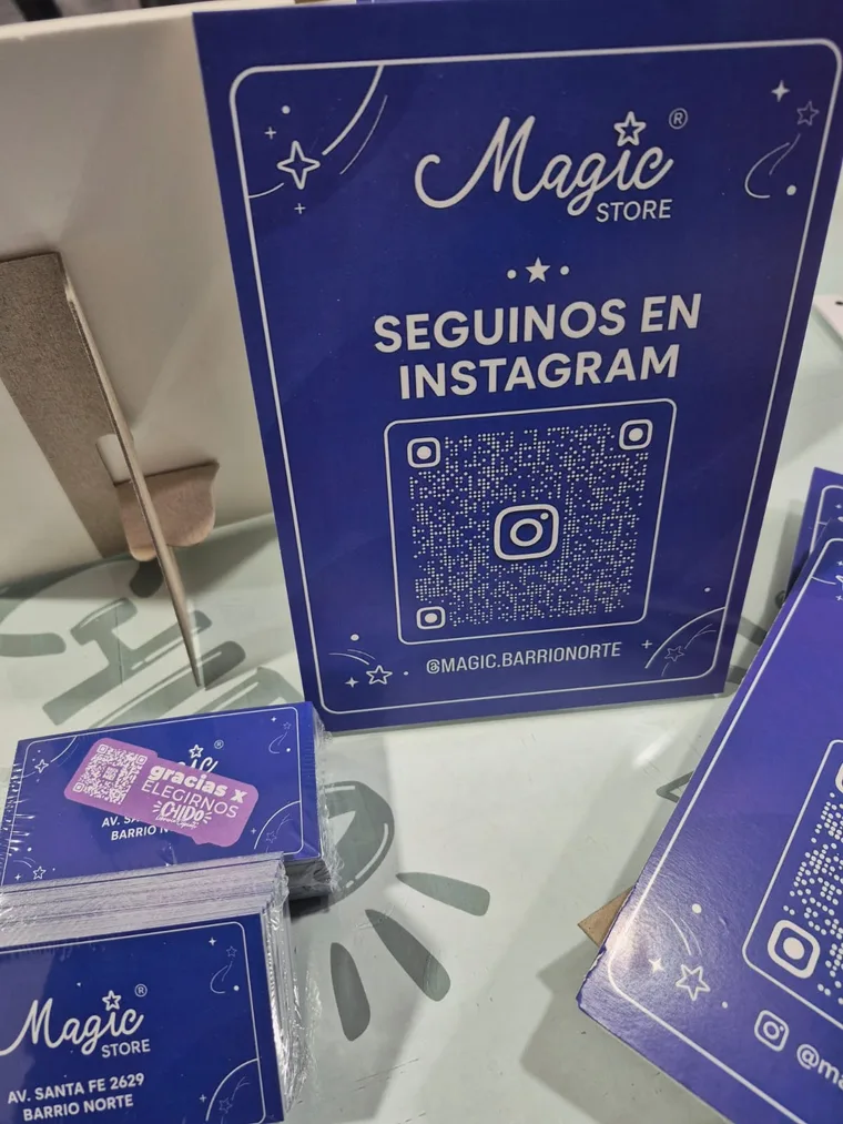 Display de mostrador con QR, tarjetas y stickers de una misma marca