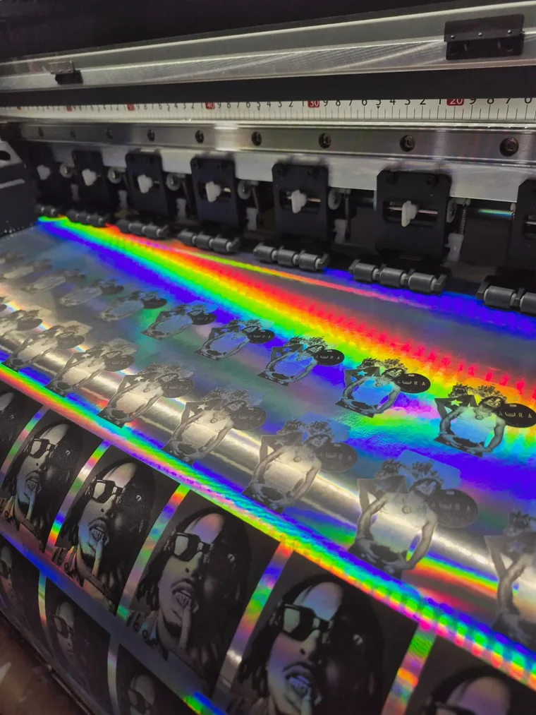 Impresión UV sobre vinilo holográfico, con el tornasol a la vista